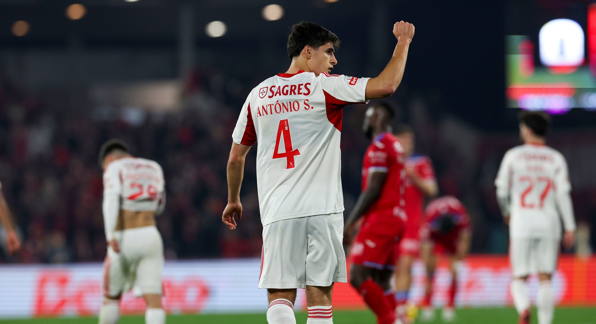 Benfica tenta convencer António Silva