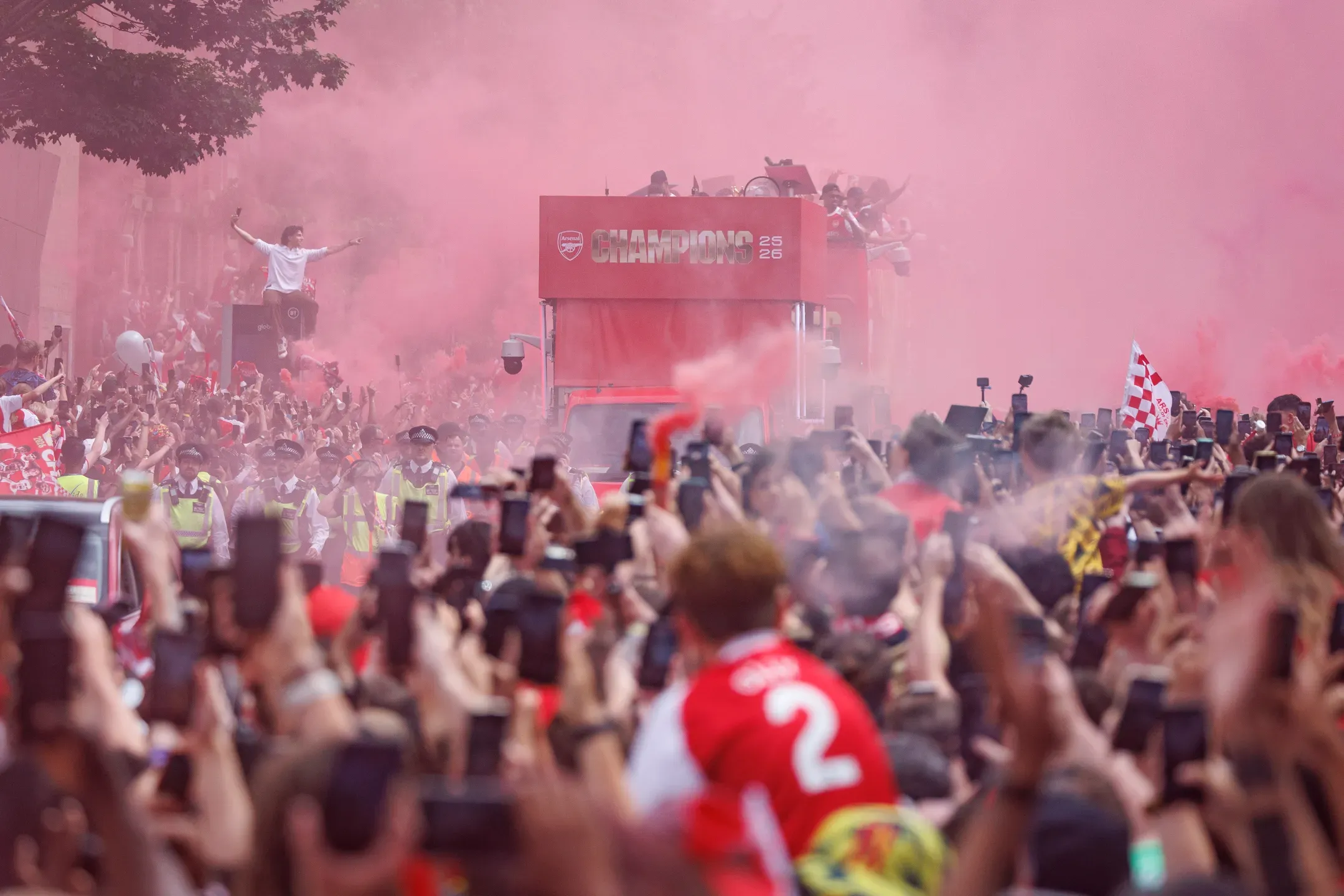 Arsenal celebra...depois de perder a Liga dos Campeões
