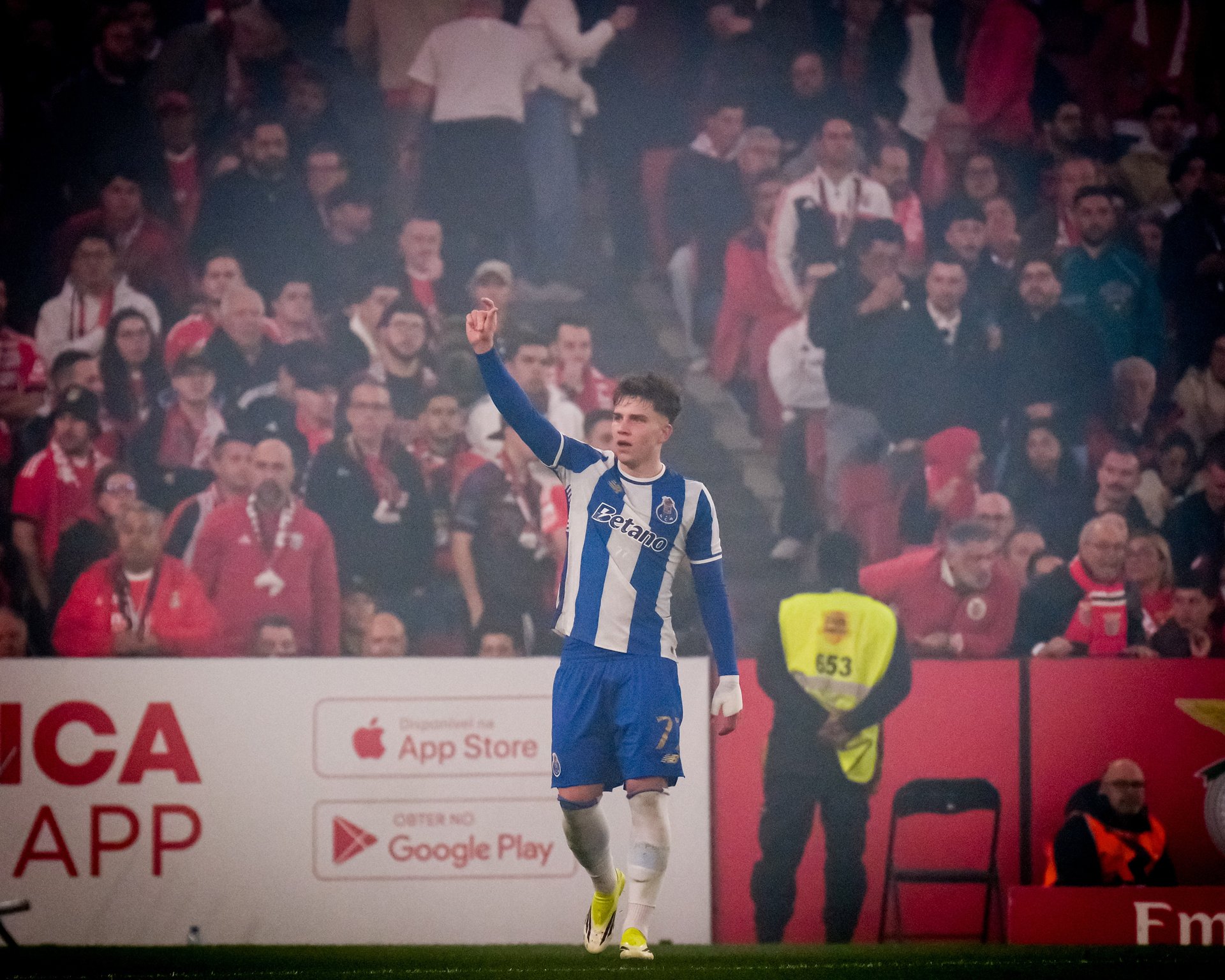 FC Porto renova com Oskar Pietuszewski