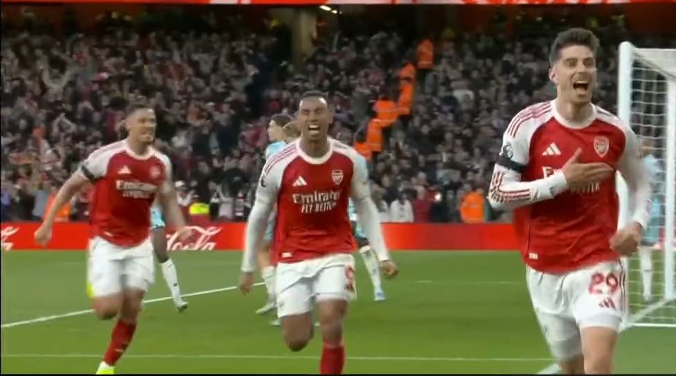 Arsenal vence Burnley e aproxima-se do título