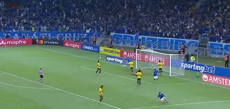 Cruzeiro goleia e segue na Libertadores